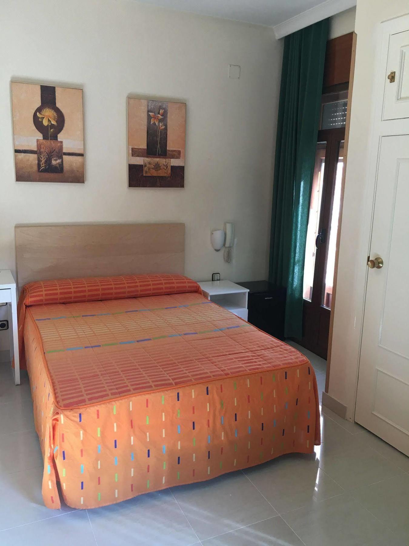 Hostal Cervantes Valdemoro Bagian luar foto