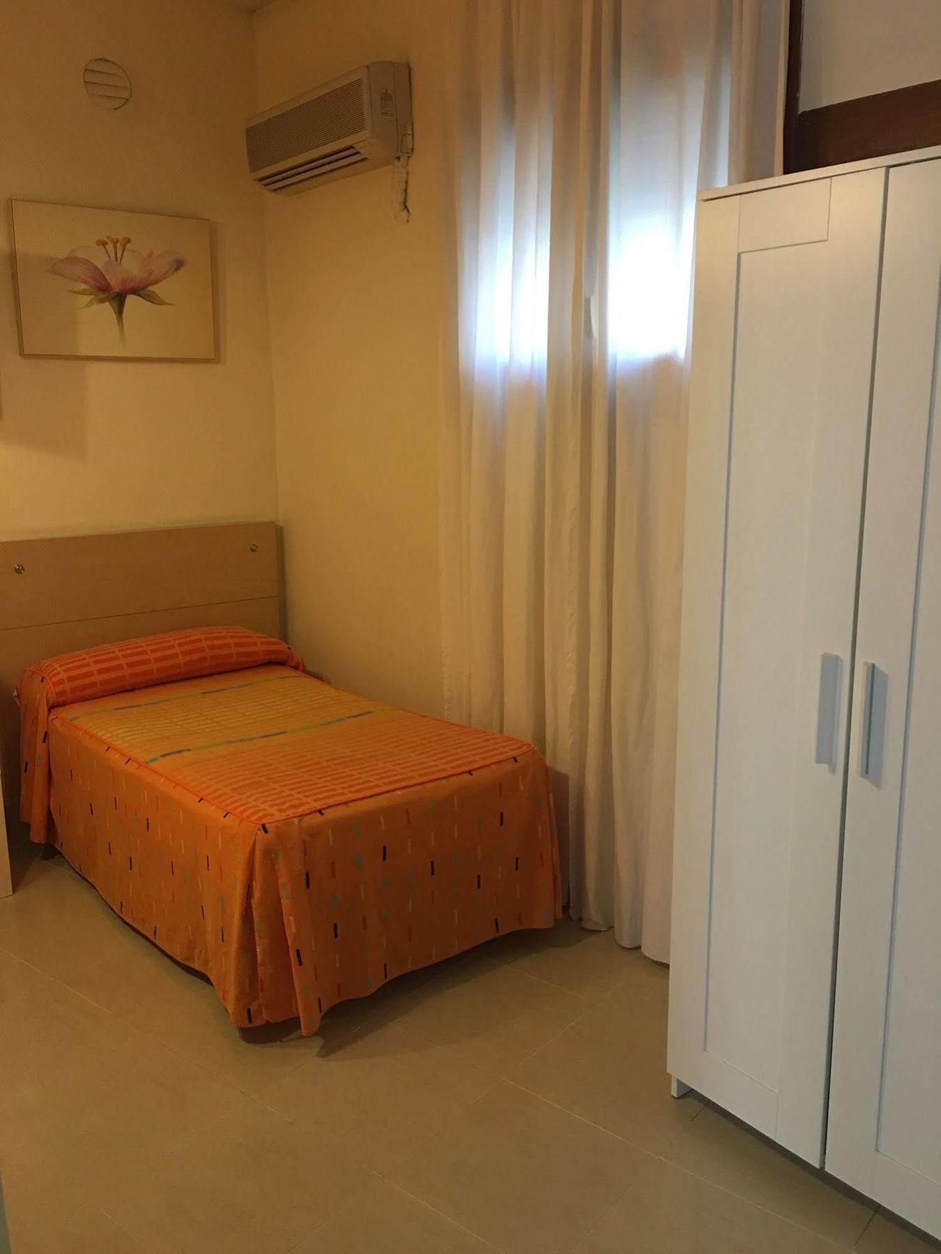 Hostal Cervantes Valdemoro Bagian luar foto