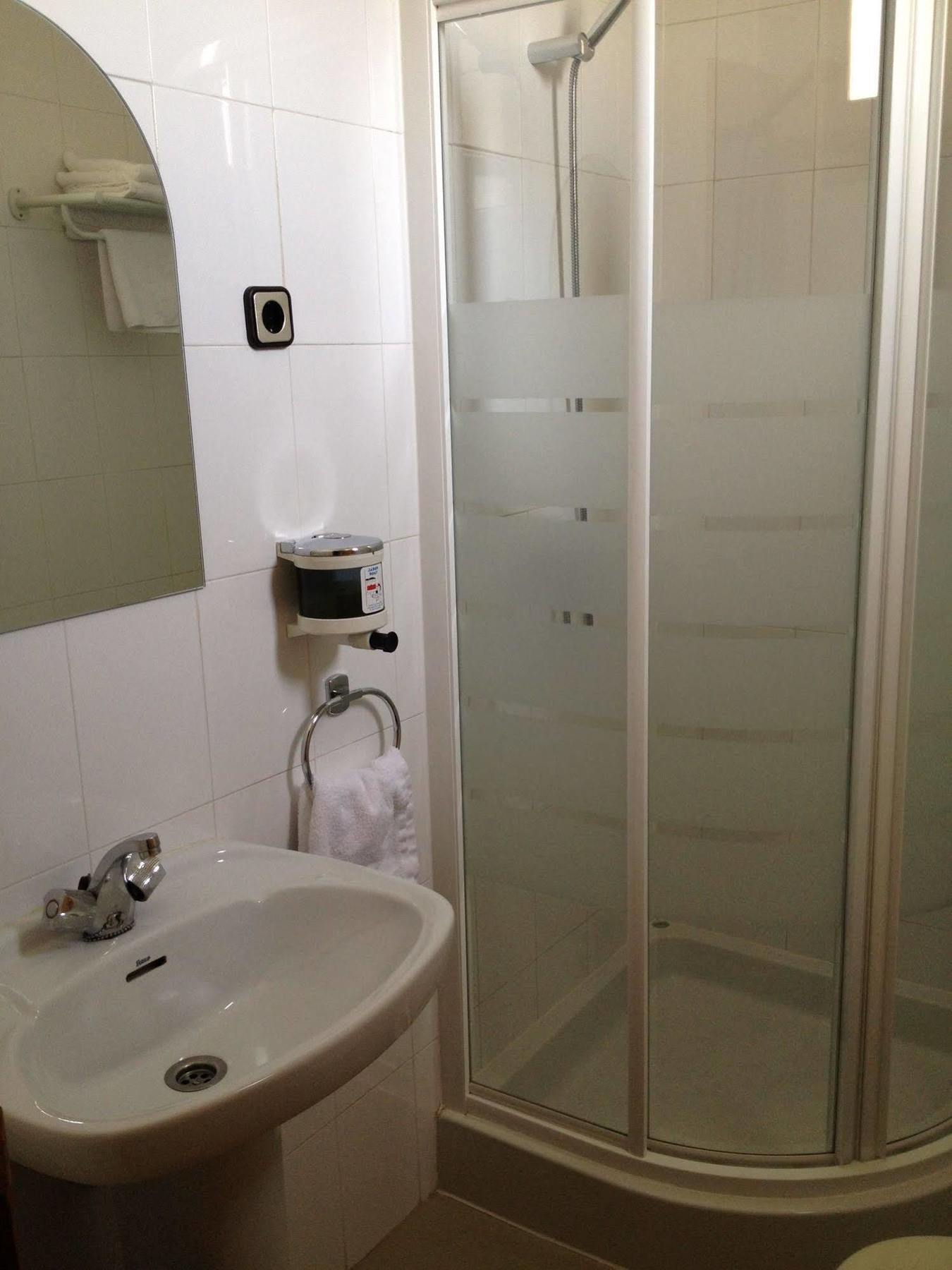 Hostal Cervantes Valdemoro Bagian luar foto