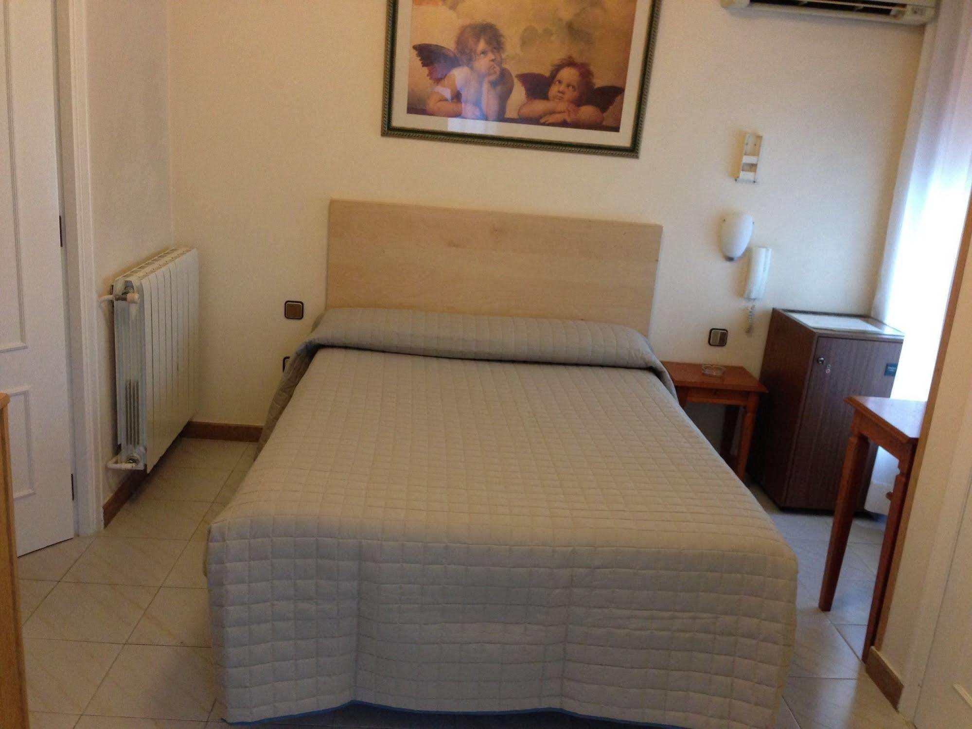 Hostal Cervantes Valdemoro Bagian luar foto