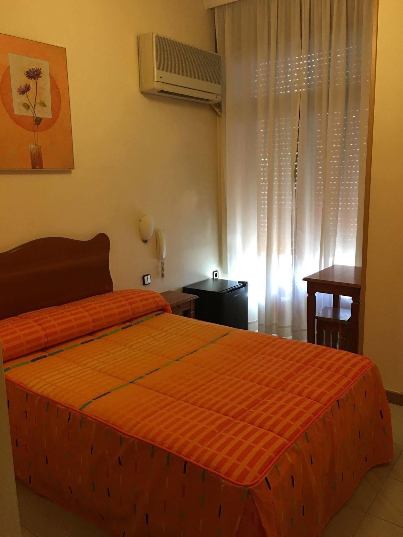 Hostal Cervantes Valdemoro Bagian luar foto