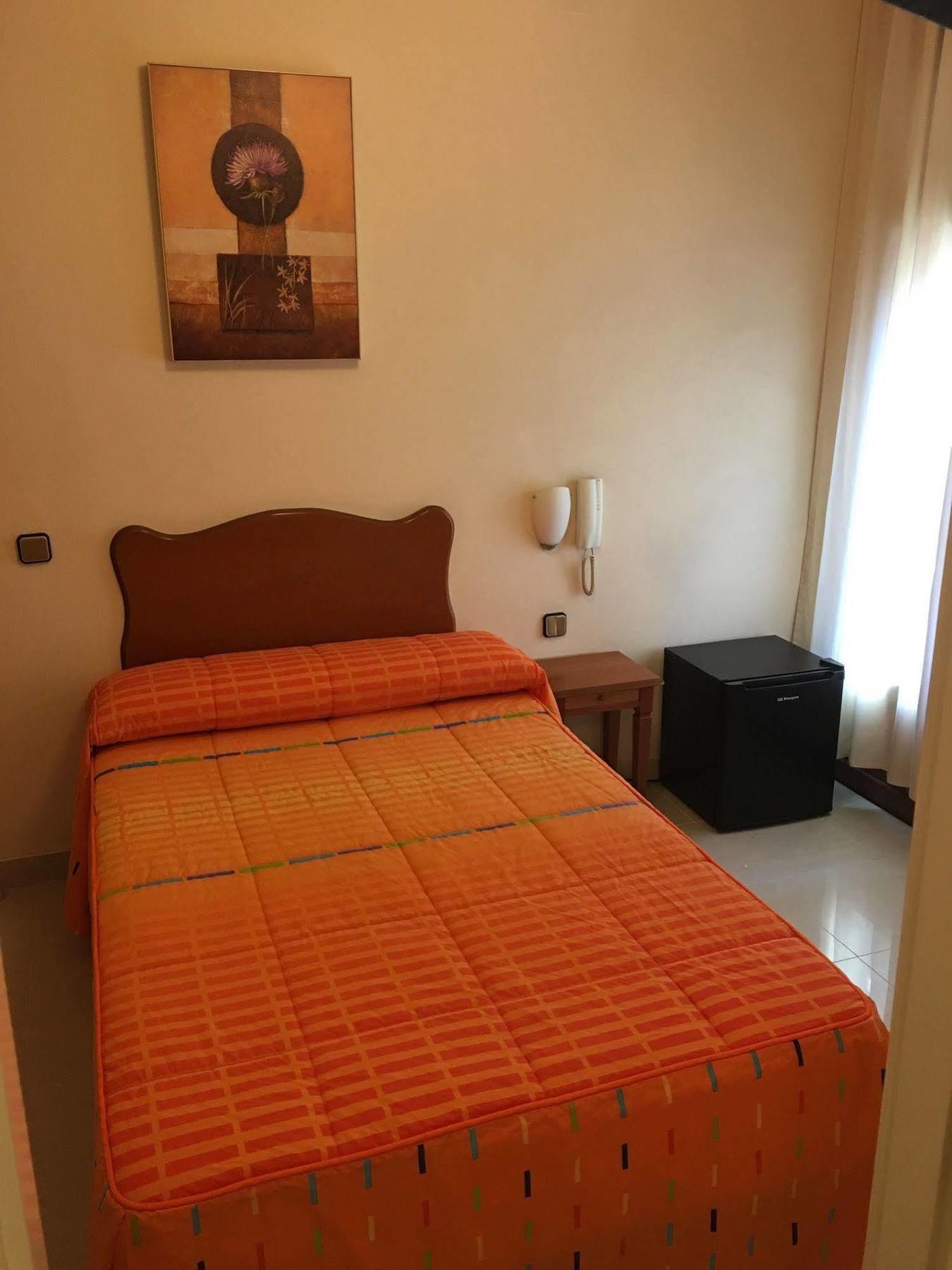 Hostal Cervantes Valdemoro Bagian luar foto