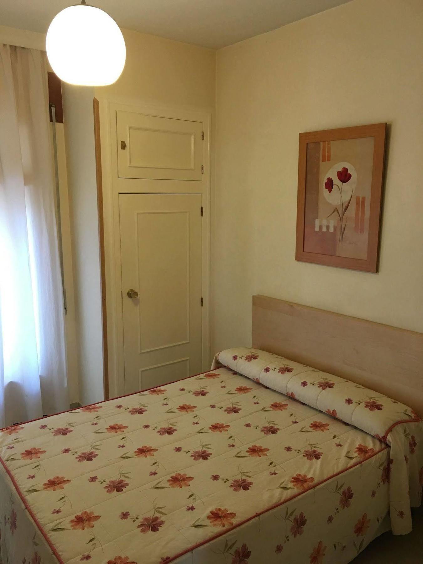 Hostal Cervantes Valdemoro Bagian luar foto