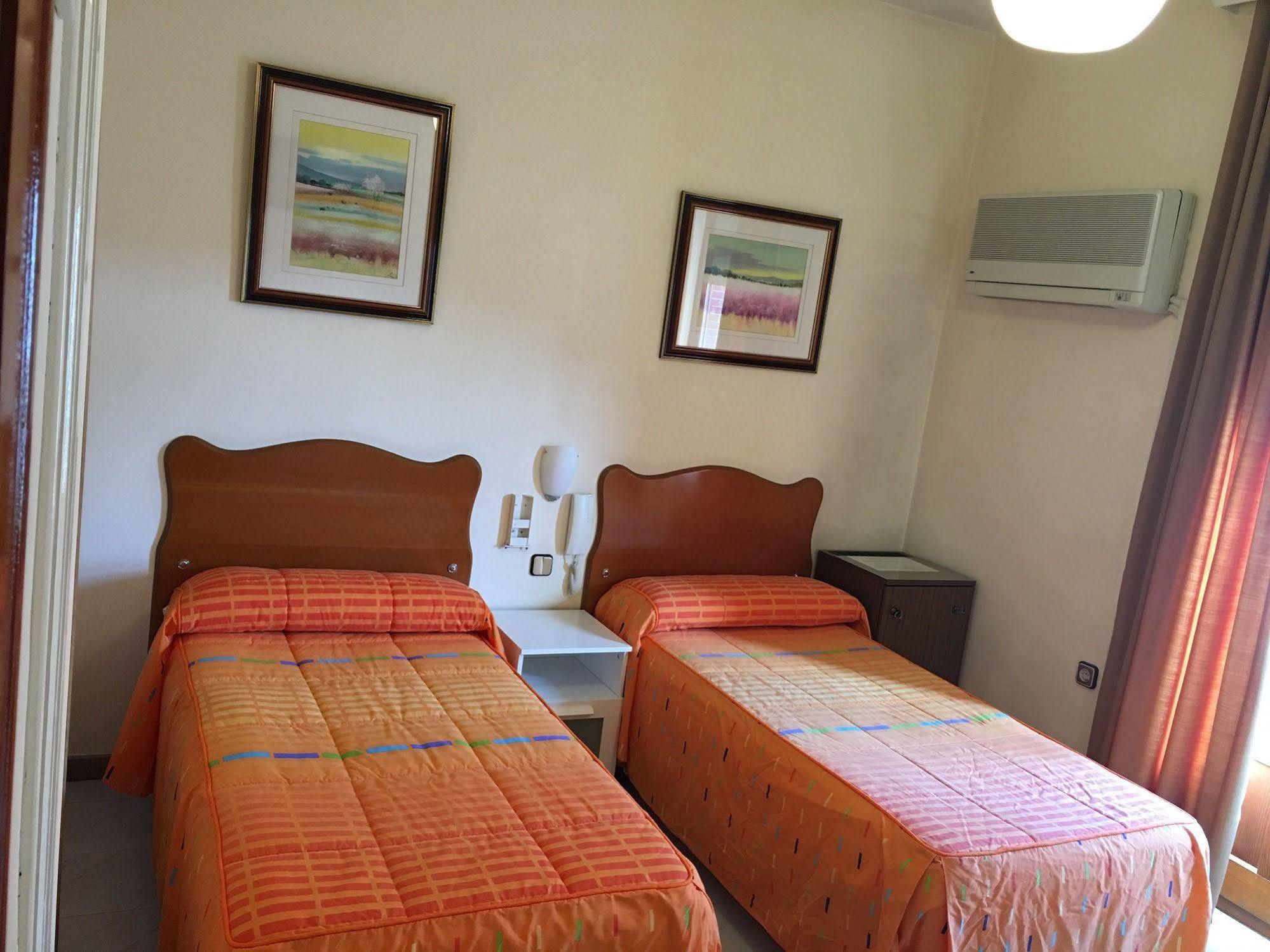 Hostal Cervantes Valdemoro Bagian luar foto