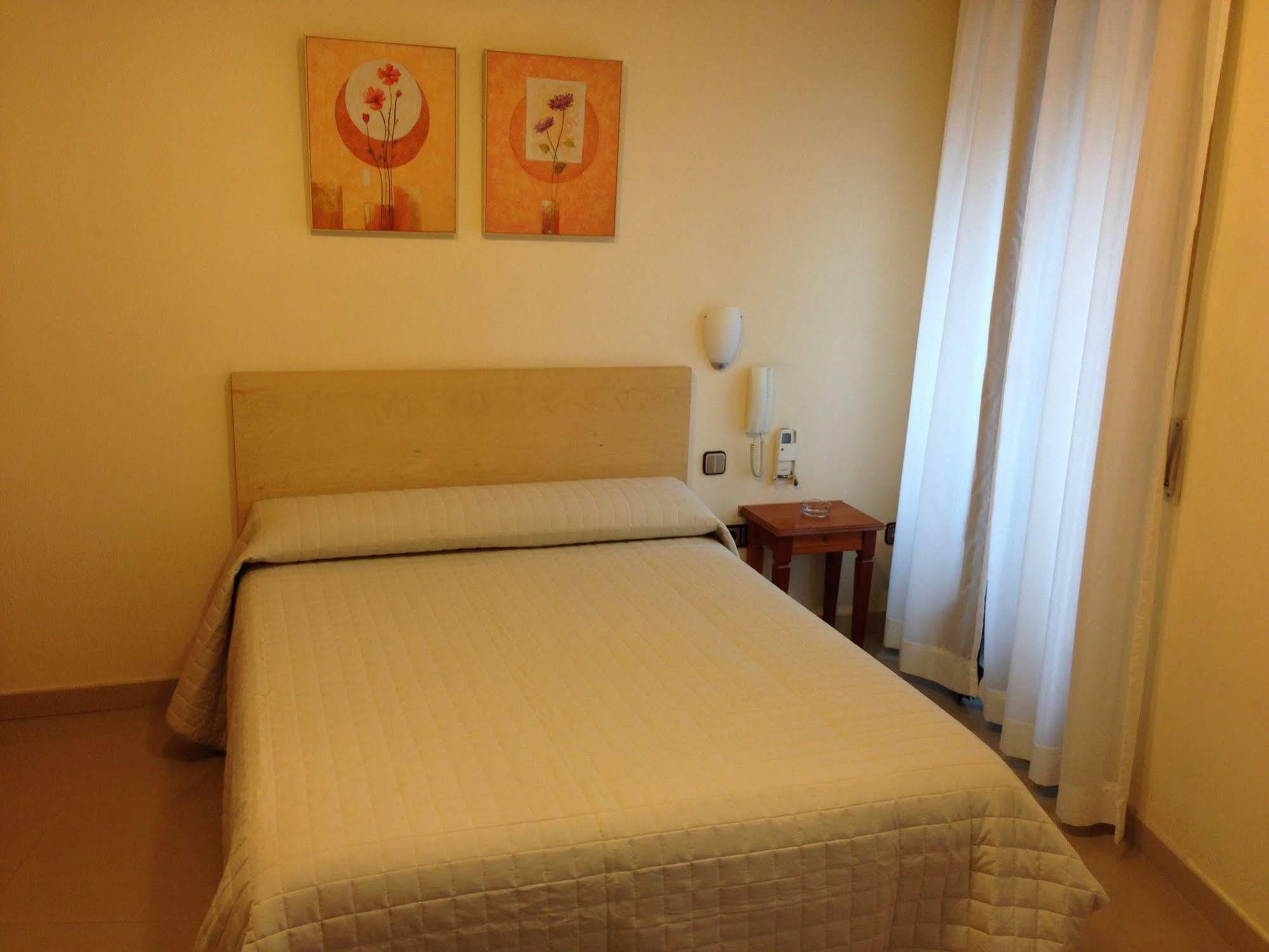 Hostal Cervantes Valdemoro Bagian luar foto