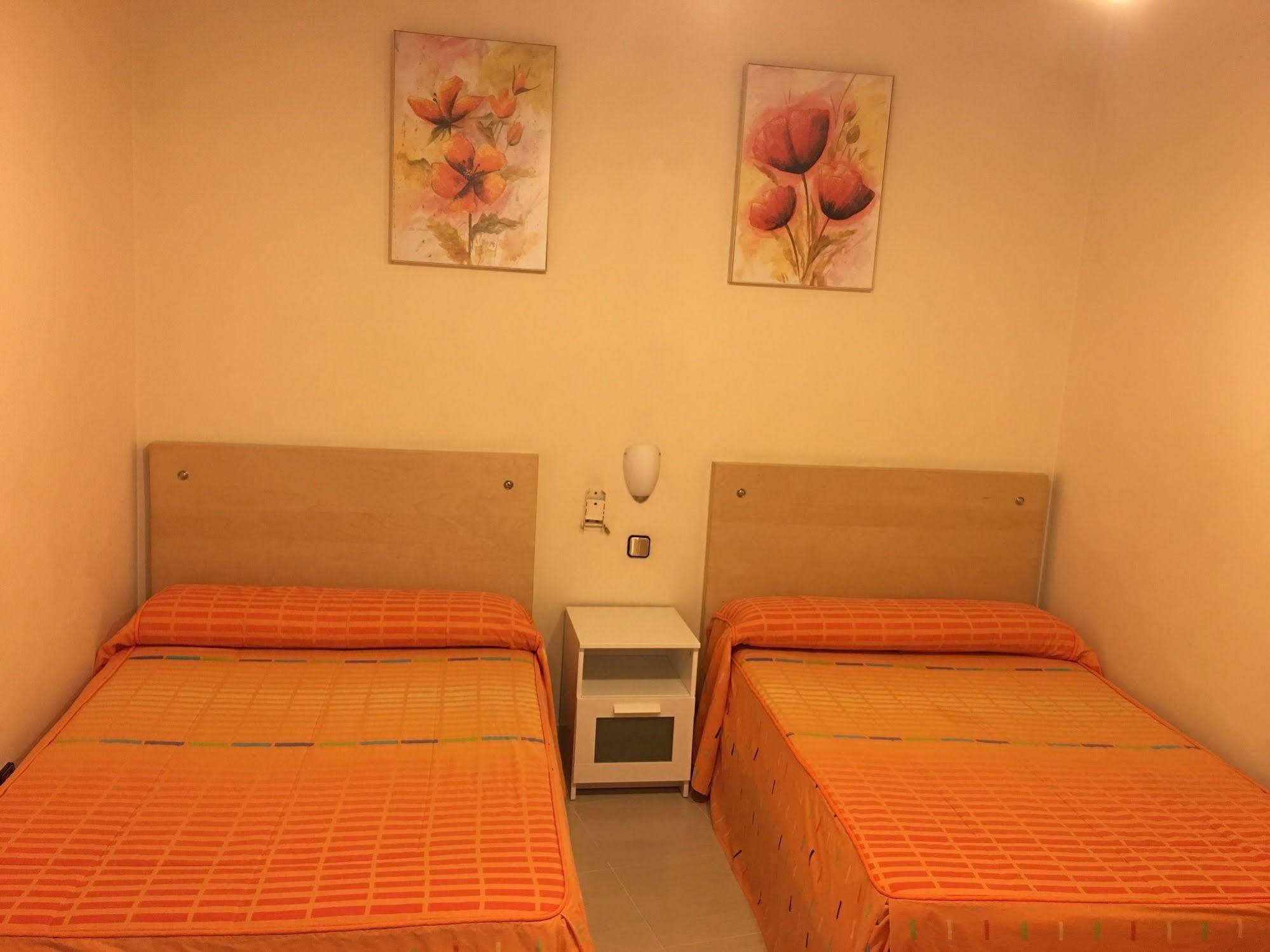 Hostal Cervantes Valdemoro Bagian luar foto