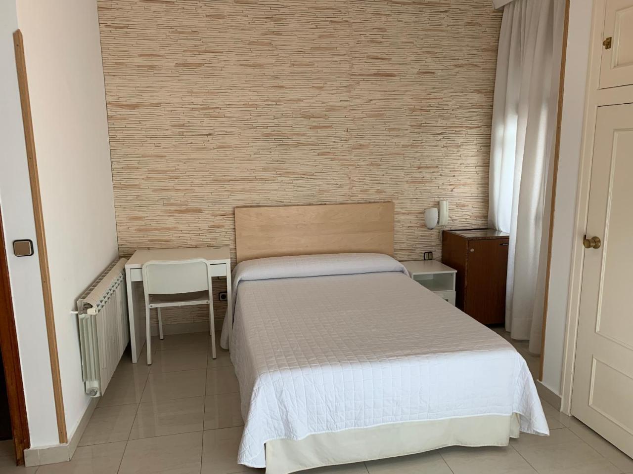 Hostal Cervantes Valdemoro Bagian luar foto